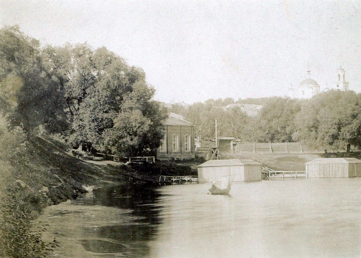 Подольск, около 1900-1905 гг., вид с берега Пахры (внизу Воскресенского храма). В центр...