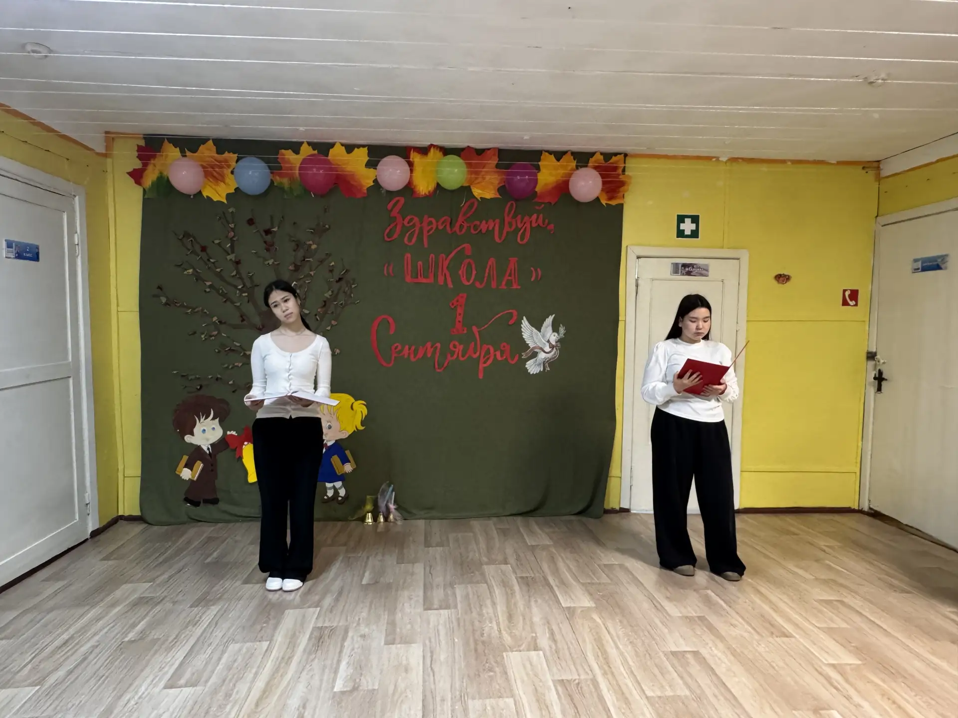 ✨Сегодняшнее утро окрасило нашу школу в золотые тона осени. Торжественная линейка, посв...