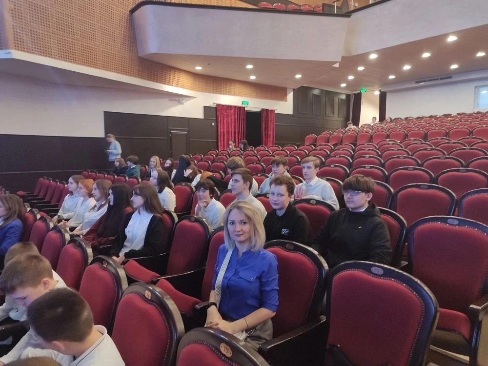 Тема: 8 "Г" класс на празднике дружбы народов России.   Сегодня ученики 8 "Г" класса вместе с классн