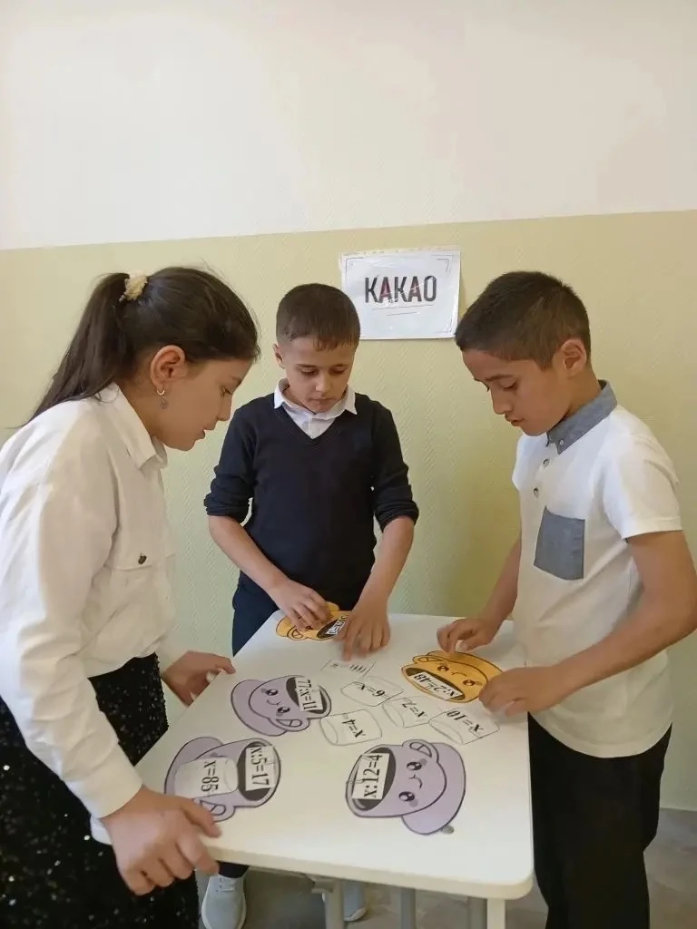 В рамках проведения недели начальной школы в день математики учащиеся  3 «з» класса во время перемен