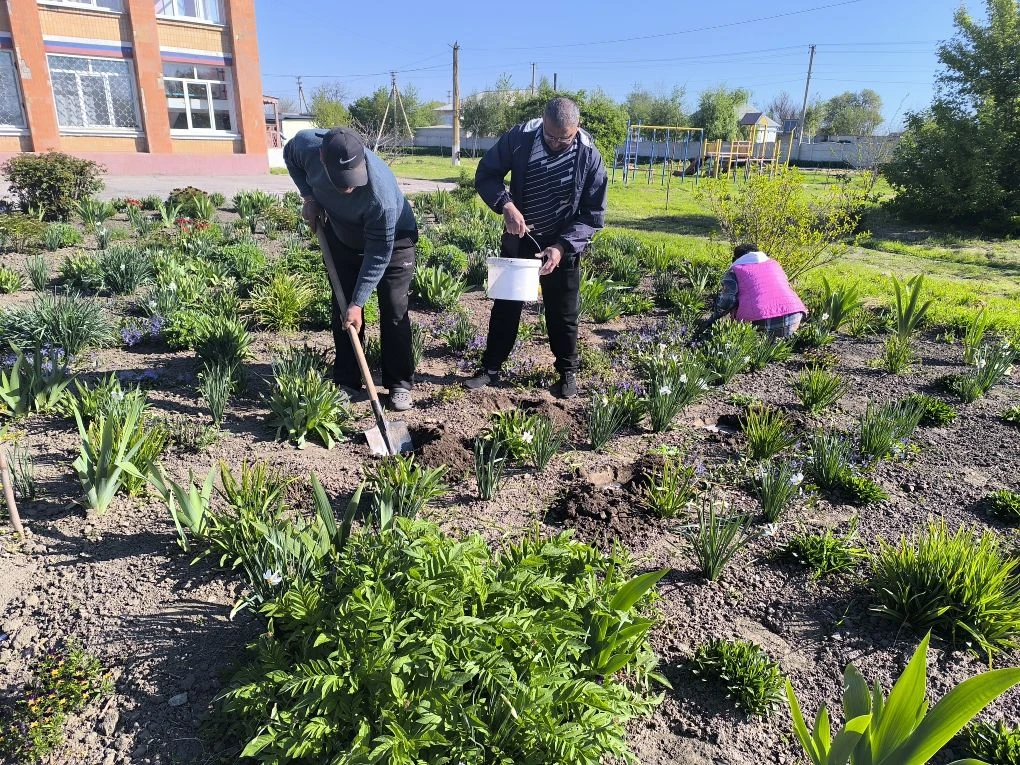 Мир! Труд! Май!🕊️☀️🌱 В преддверии праздника Весны и Труда сотрудники «Знаменского СДК» организовали 