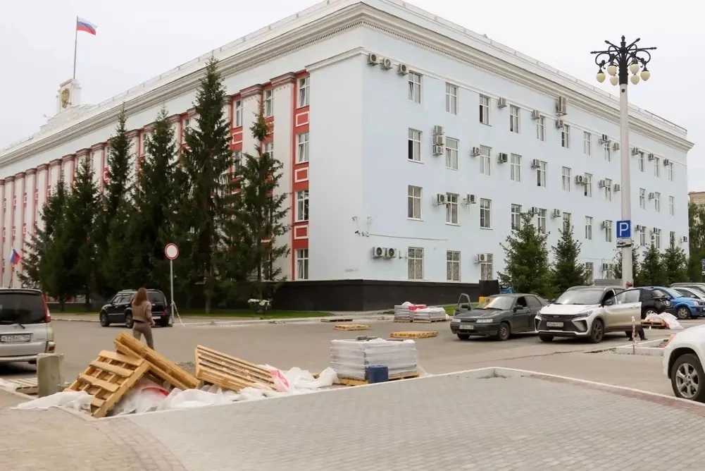 ⛔️Дорогу вдоль здания правительства Алтайского края ограничат шлагбаумами