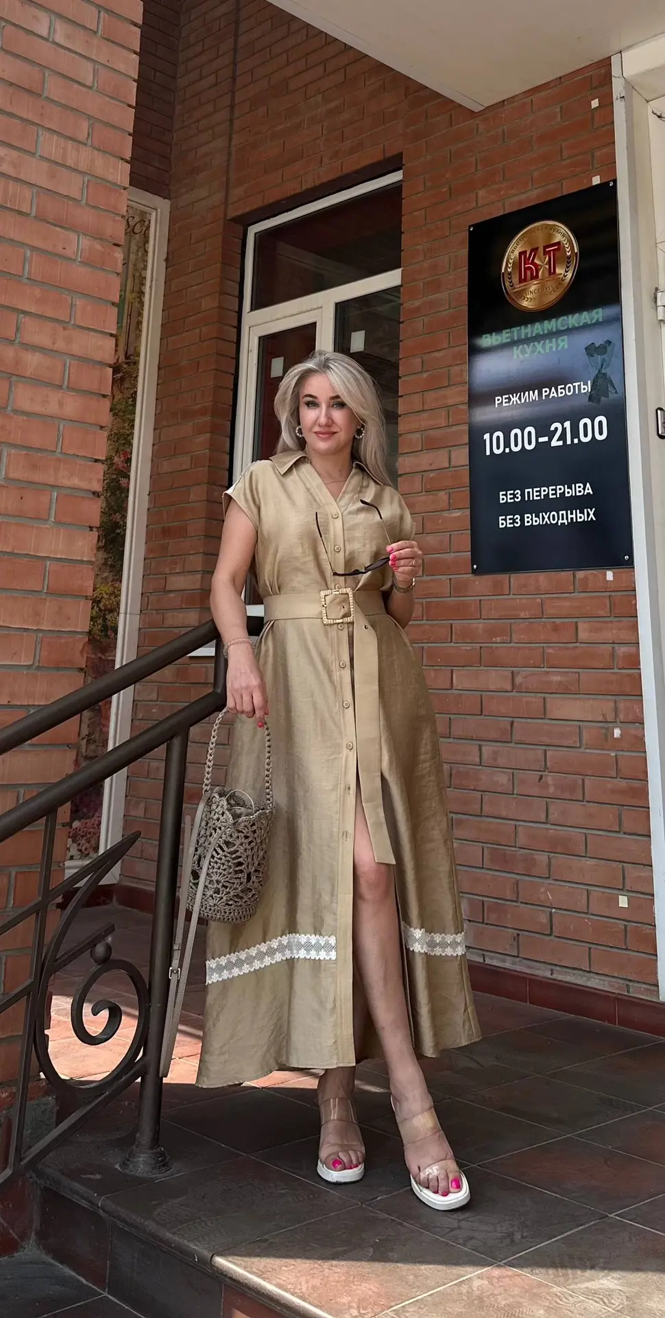 Предлагаем вам шикарное платье на каждый день. Выполнено платье в песочном оттенке, пуговички рабочи