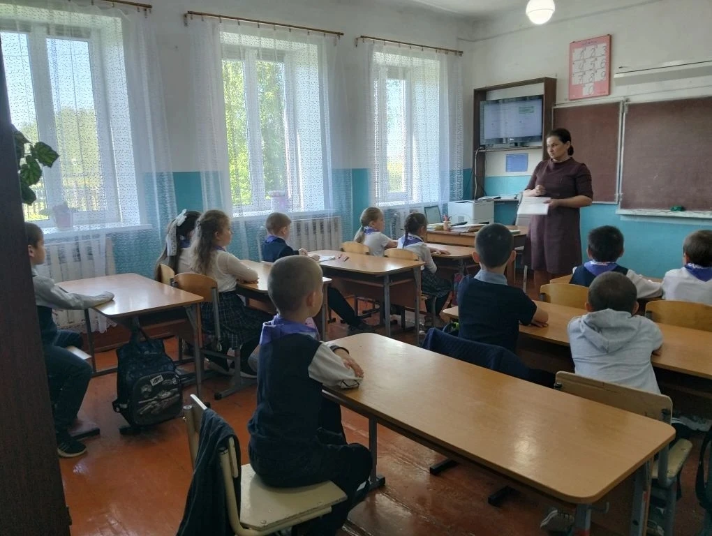 🇷🇺 Понедельник, 18 мая: торжественная линейка и «Разговоры о важном»