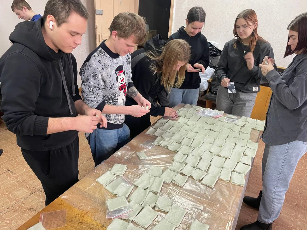 Кузбасские студенты и педагоги продолжают поддерживать бойцов спецоперации, помогая приблизить побед