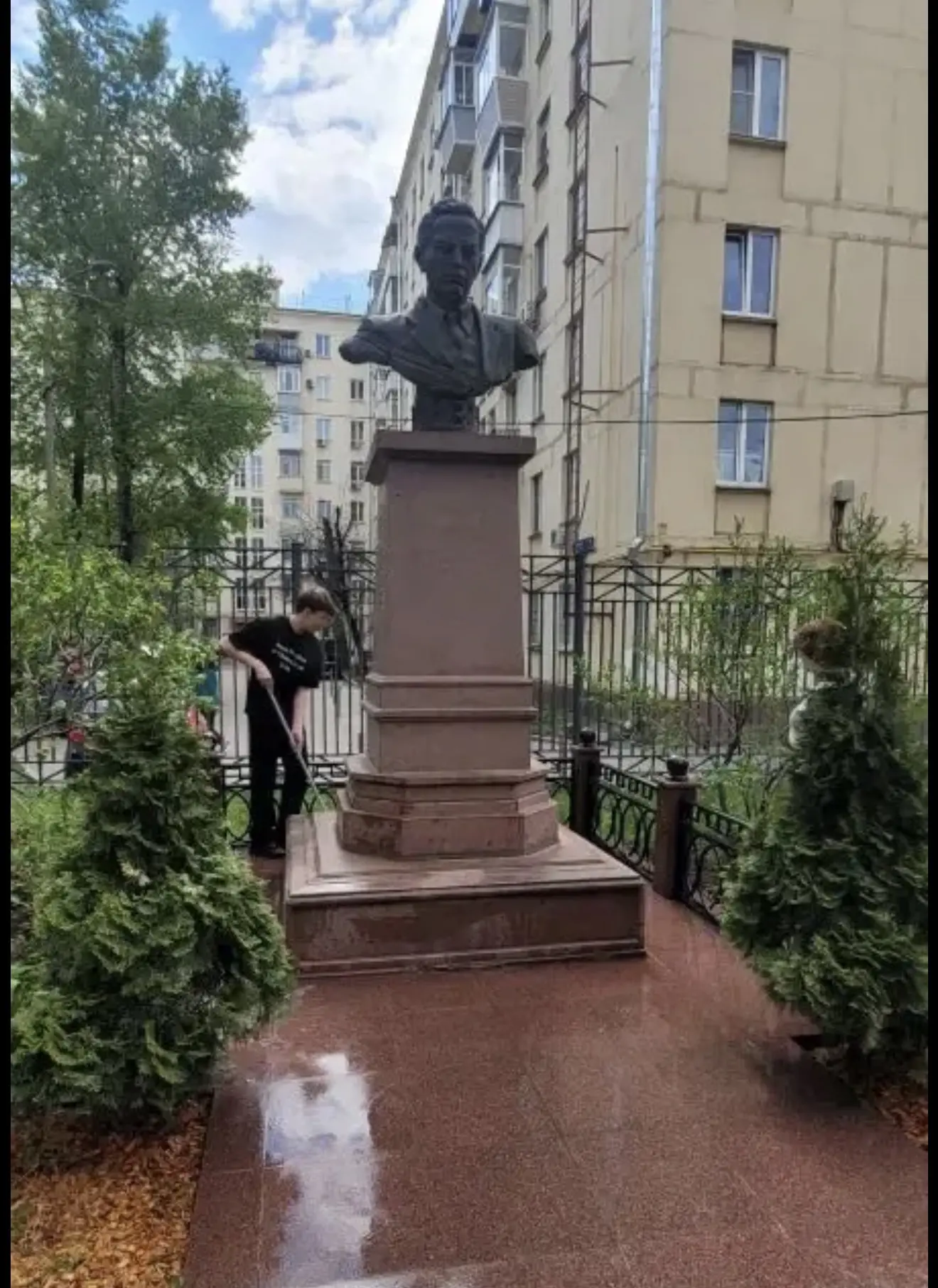 Мемориально- патронатная акция. В преддверии великого праздника — Дня Победы — в ГБОУ Школа № 141 пр