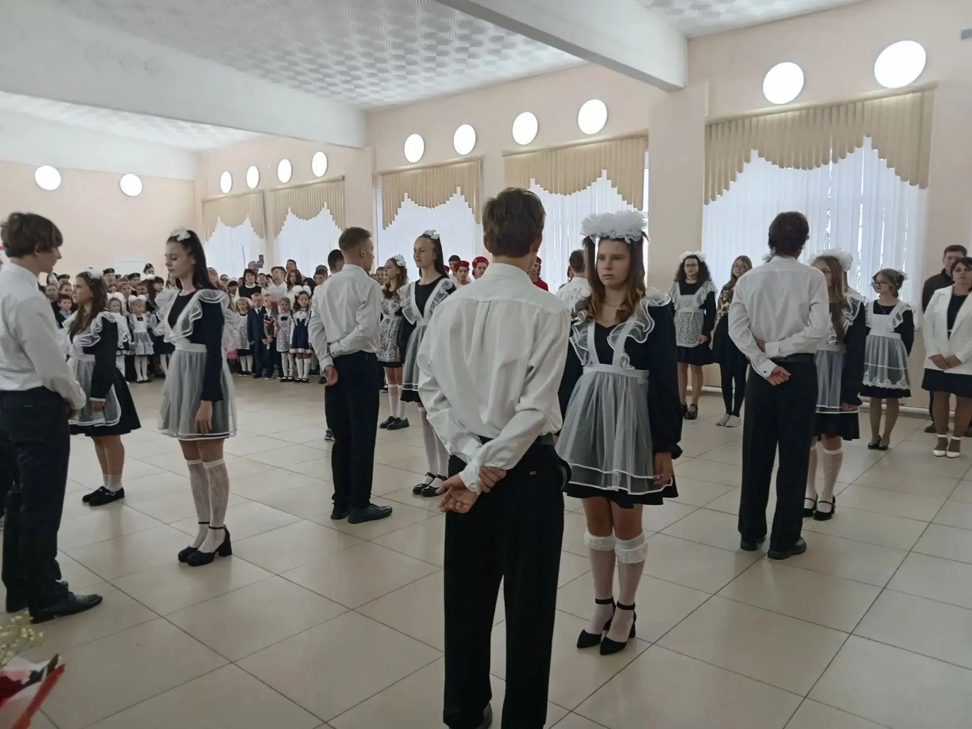 🎉В школах округа прошли праздничные мероприятия, посвященные началу учебного года.
