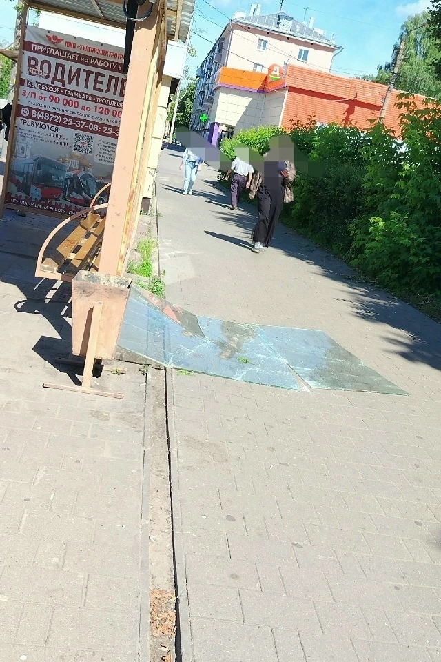 Остановка "Кинотеатр Искра" по ул Металлургов, разбили стекло.

#отподписчиковТ1

📱 ЧИТАЙТЕ НАС В M
