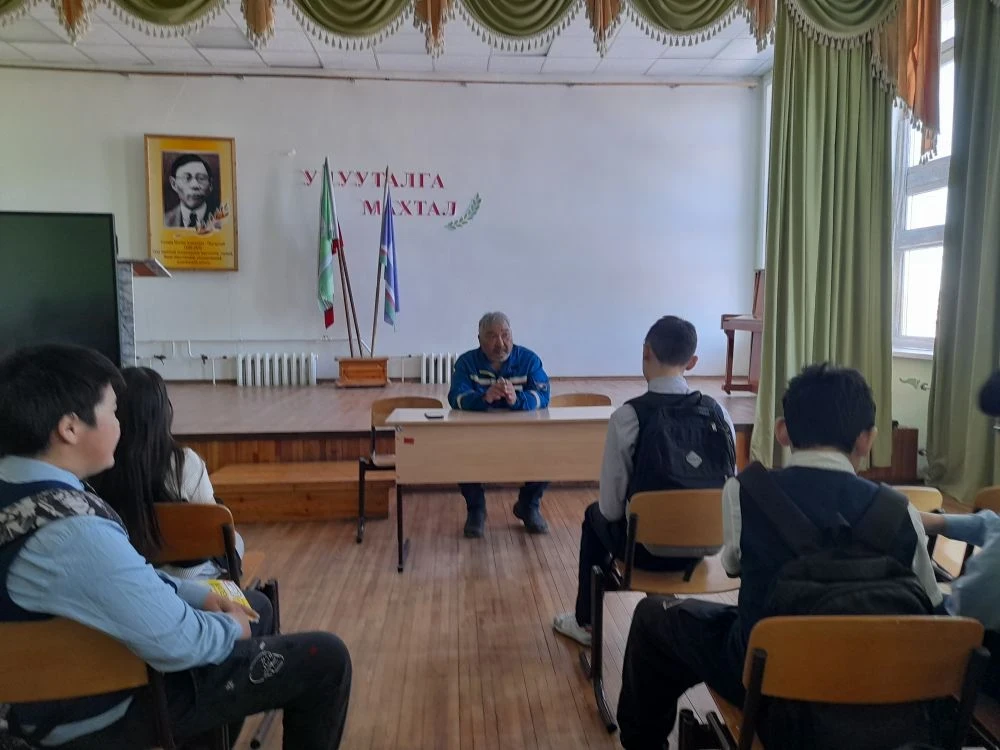 Бугун, Муус устар 21 күнүгэр РЭС үлэһиттэрэ кыра уонна орто сүһүөх оскуола оҕолоругар у...