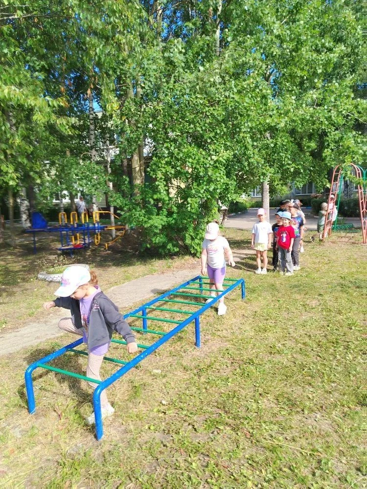 ‼Корпус 1‼

Ребята старших групп «Солнышко» 🌞 и «Сказка» 🧚 проводят спортивную разминку на нашем с