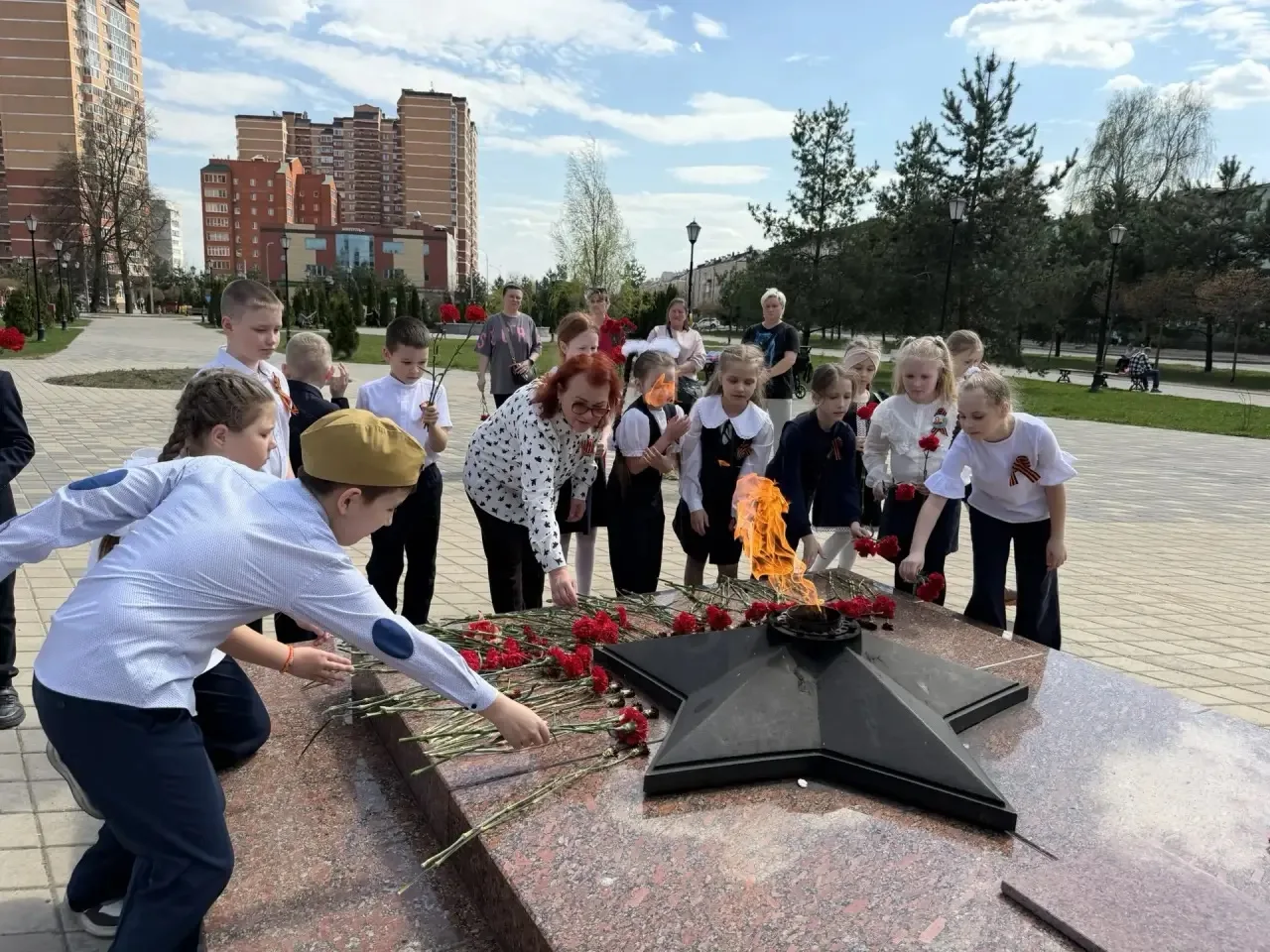 🕯 1418 дней борьбы. 34 тысячи часов мужества.  В рамках «Марафона Победы» учащиеся нашей школы прини