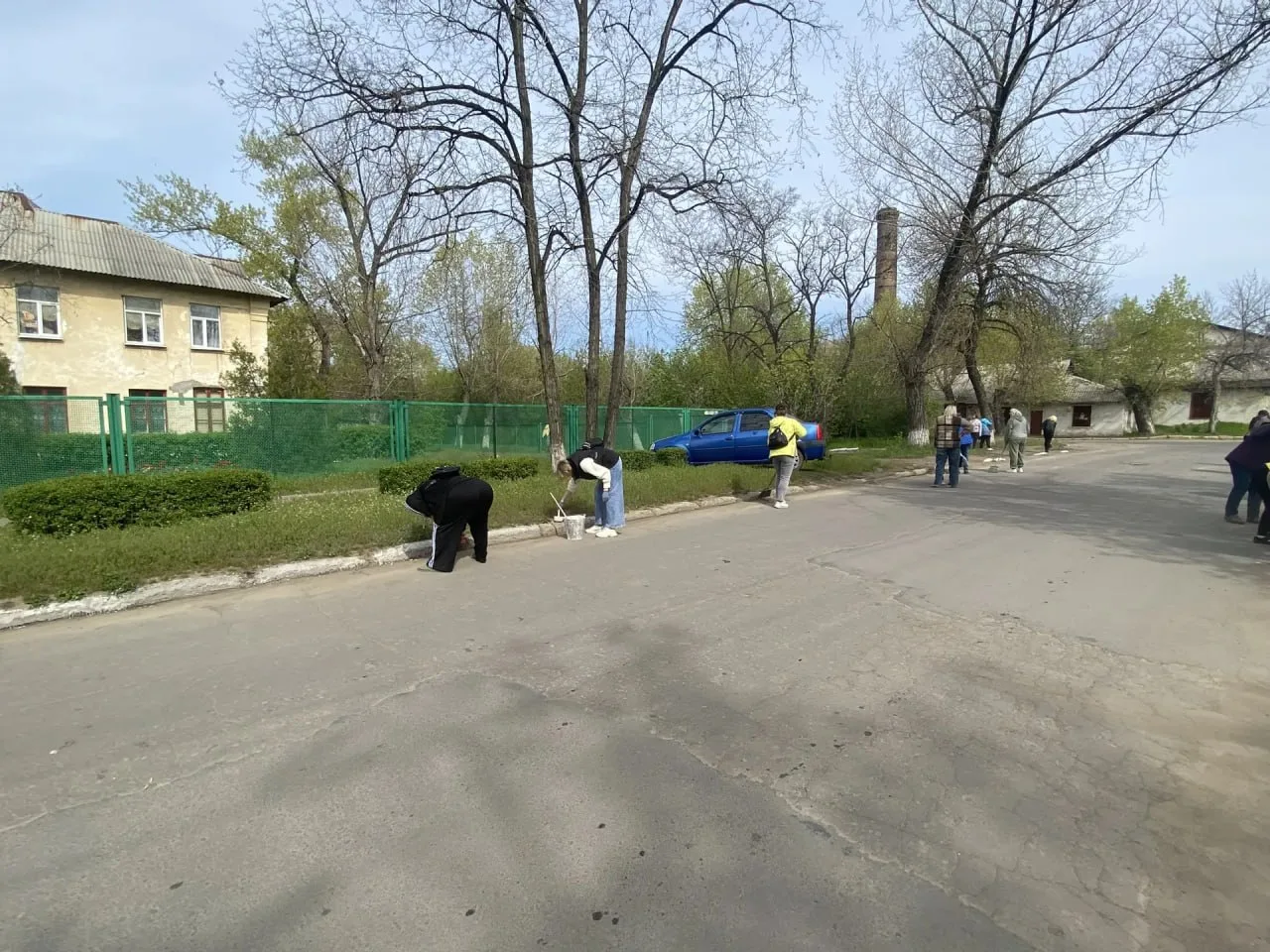В преддверии государственных праздников — Дня Победы и Дня Луганской Народной Республики — сотрудник