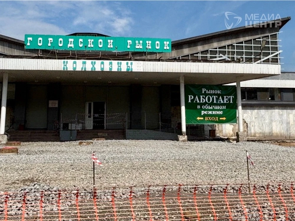 "Рынок РАБОТАЕТ" - такой баннер появился на городском рынке Череповца, где сейчас идет ...