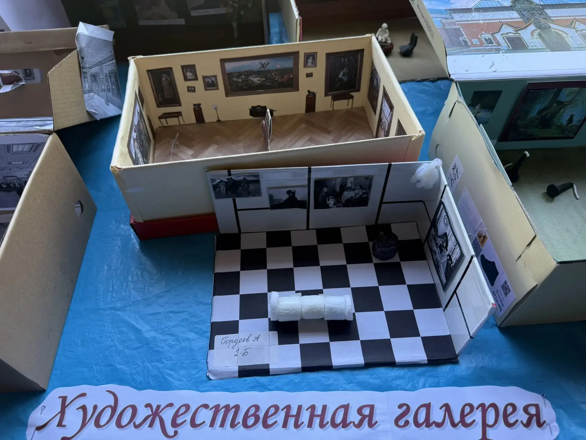 18 мая - Международный день музеев. Именно этому событию посвящена выставка работ учеников 2х классо