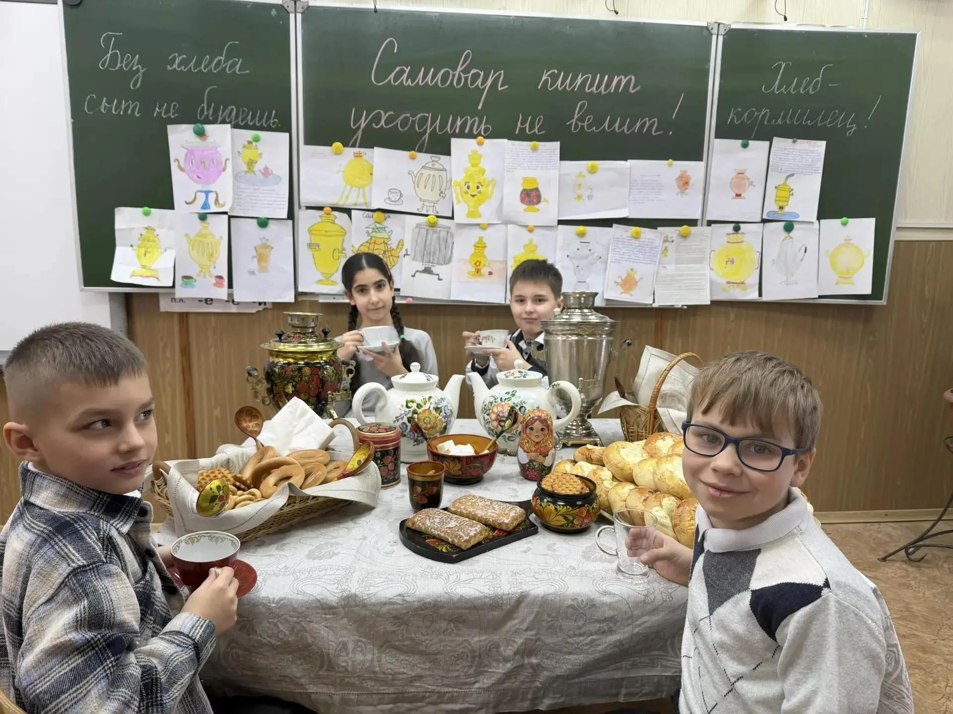 Классные новости  ️🫖 «Самовар кипит-уходить не велит»  На уроке родного языка ученики 2 В класса, уч
