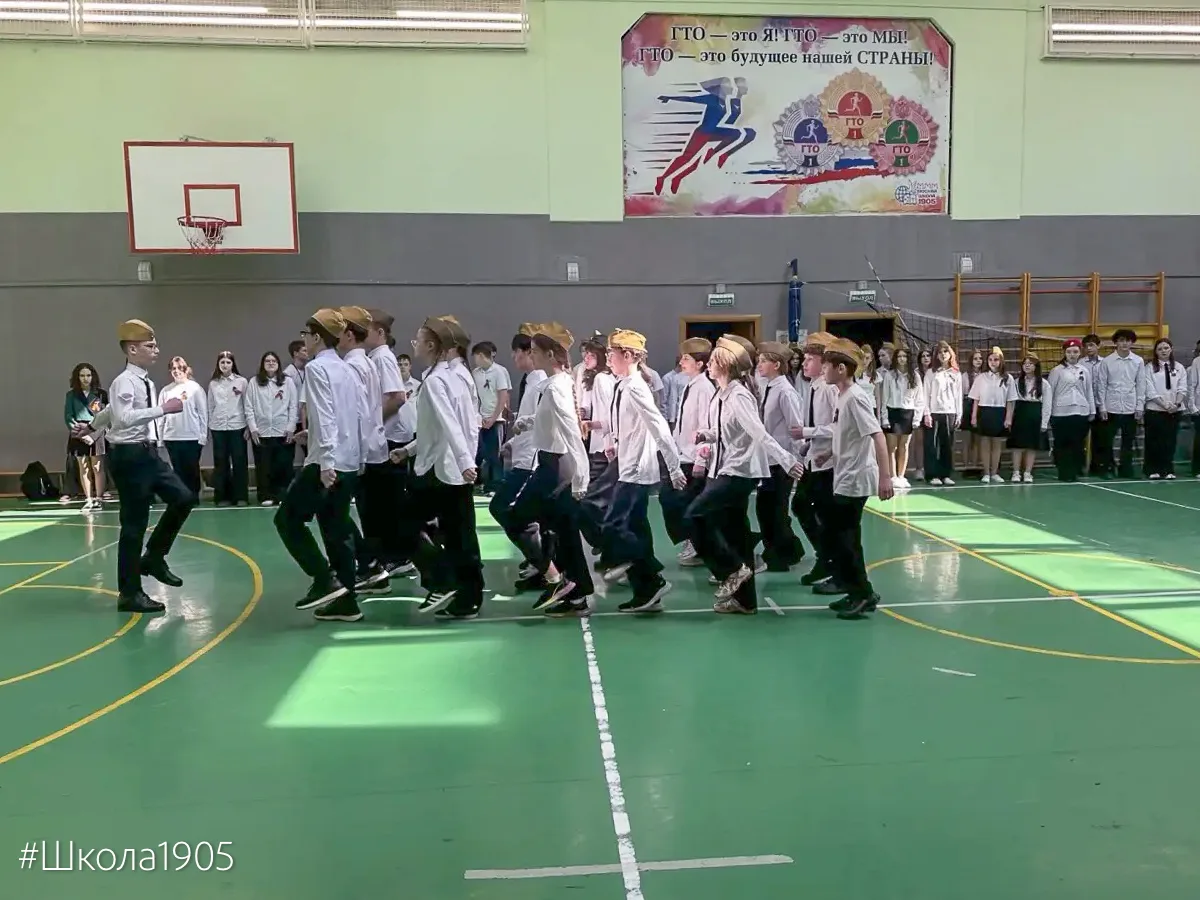 🌟 Равнение на Победу!  В нашей школе прошёл конкурс-смотр строя и песни среди учеников 5–8 классов, 