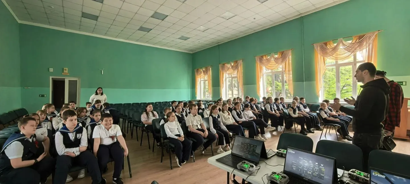 Сегодня для учащихся 4-х классов прошло захватывающее занятие по работе с беспилотными аппаратами! 🚁
