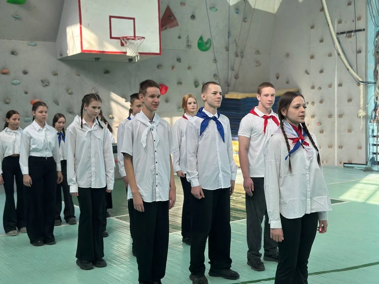 🪖🎖️Школьный смотр строя и песни  17 февраля в нашей школе прошел смотр строя и песни, который стал ч