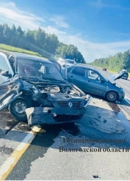 Три человека получили травмы в ДТП под Вологдой