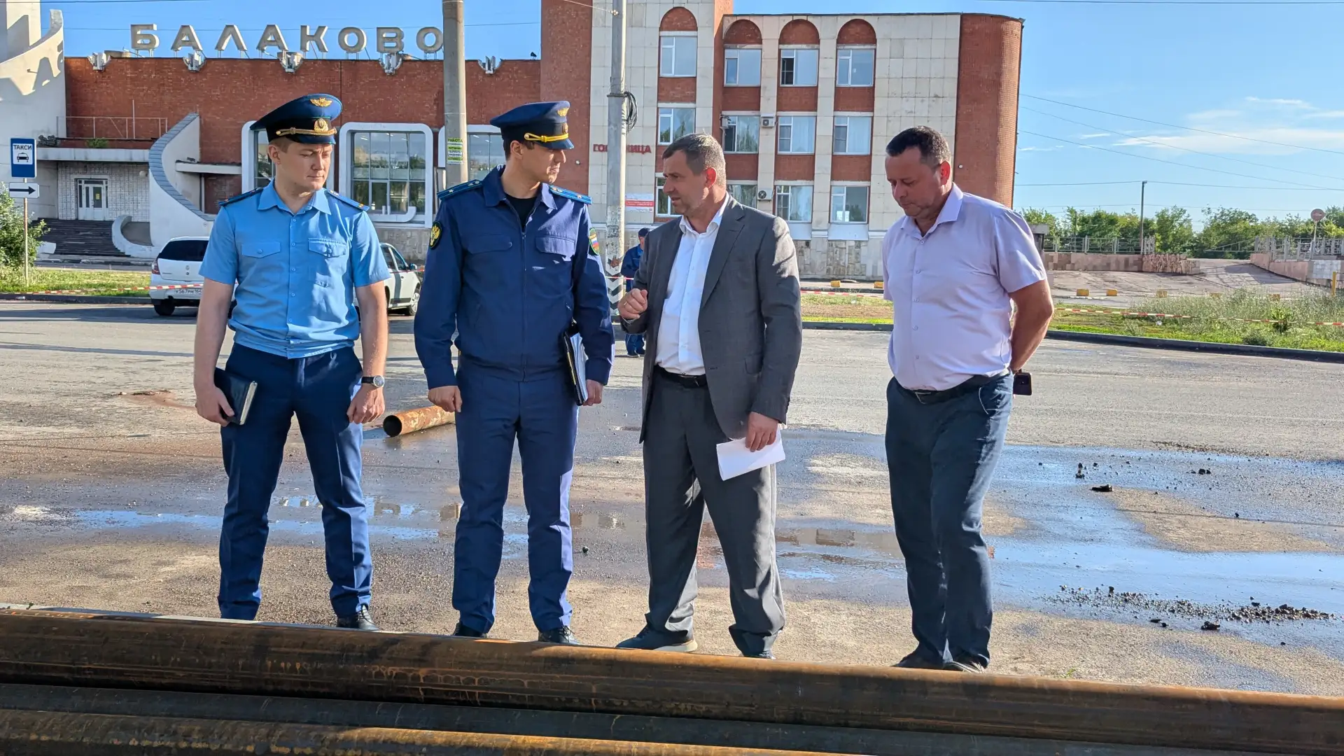 Сегодня вечером вместе с прокурором города Балаково Олегом Гридневым провели совещание на месте восс