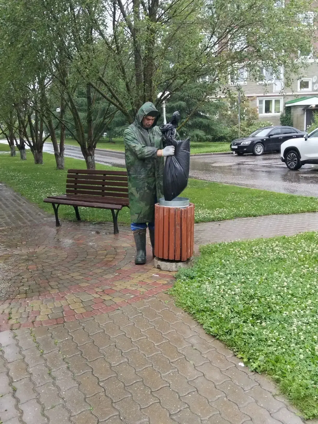 Уважаемые жители!
Подрядчик убирает территорию.
