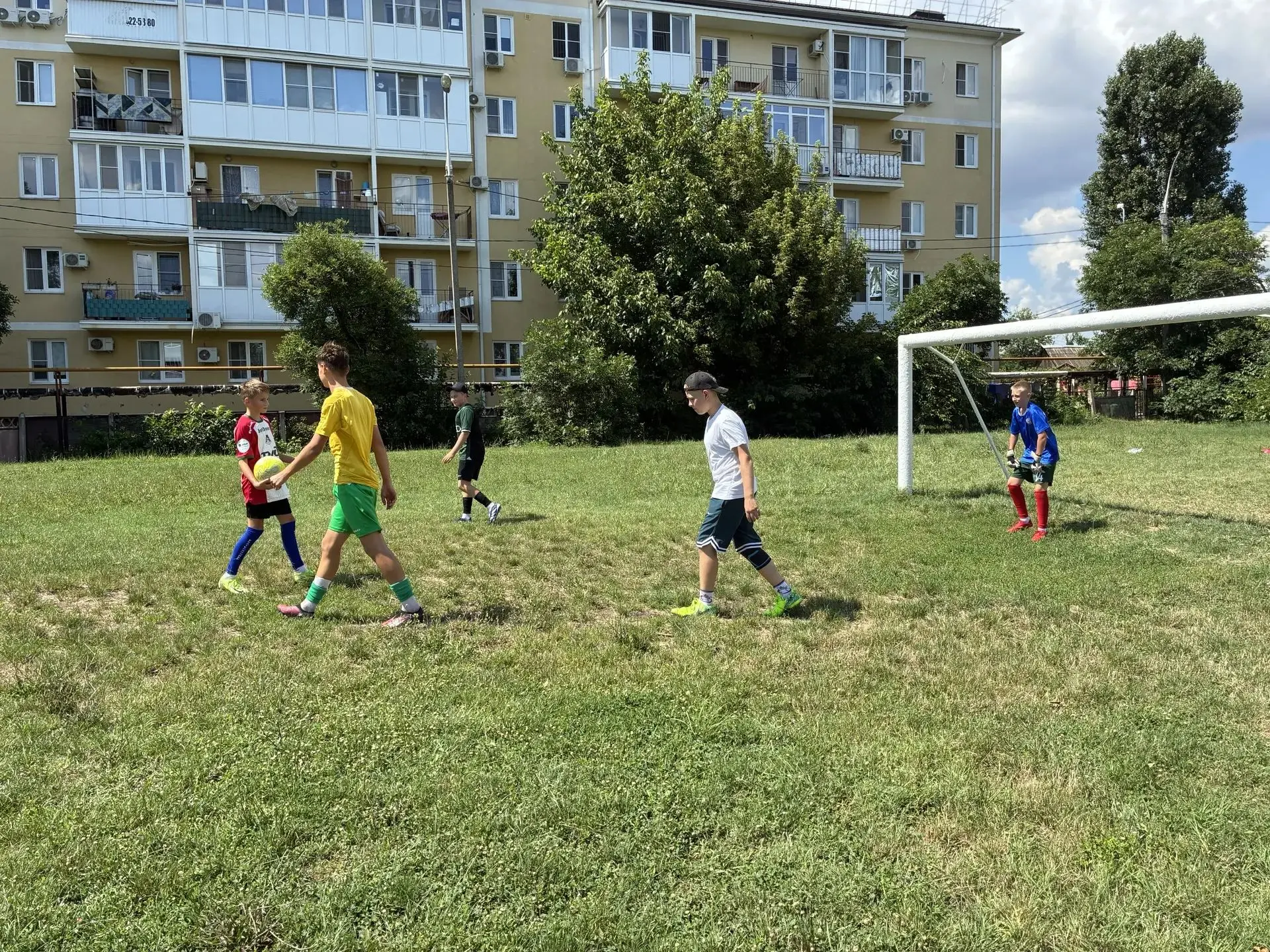 🎉 Школьные будни официально позади, впереди — долгожданные каникулы. 
⚽Можно без оглядки на уроки г