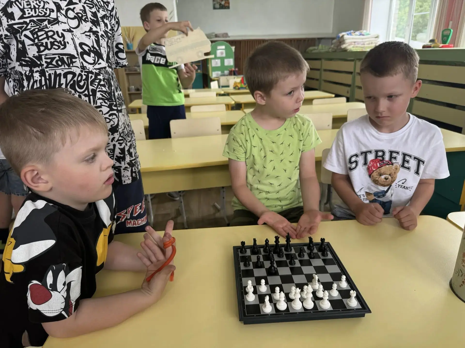В старшей группе дошкольного отделения 
🎓 Маленький гроссмейстер: как Максим Бочко увлёк всю группу