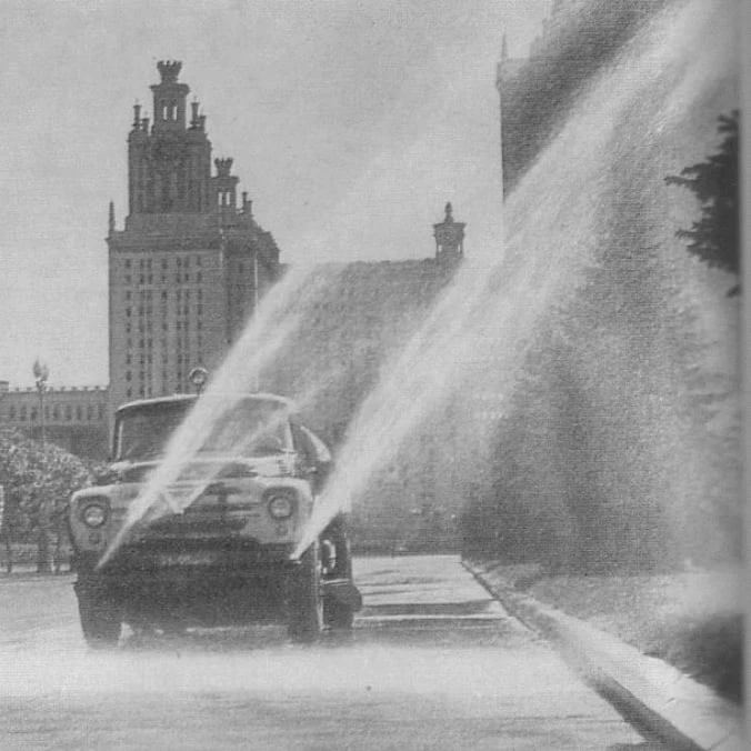 Поливальная машина летом у Главного здания МГУ, 1977 год

#ретроподъехало