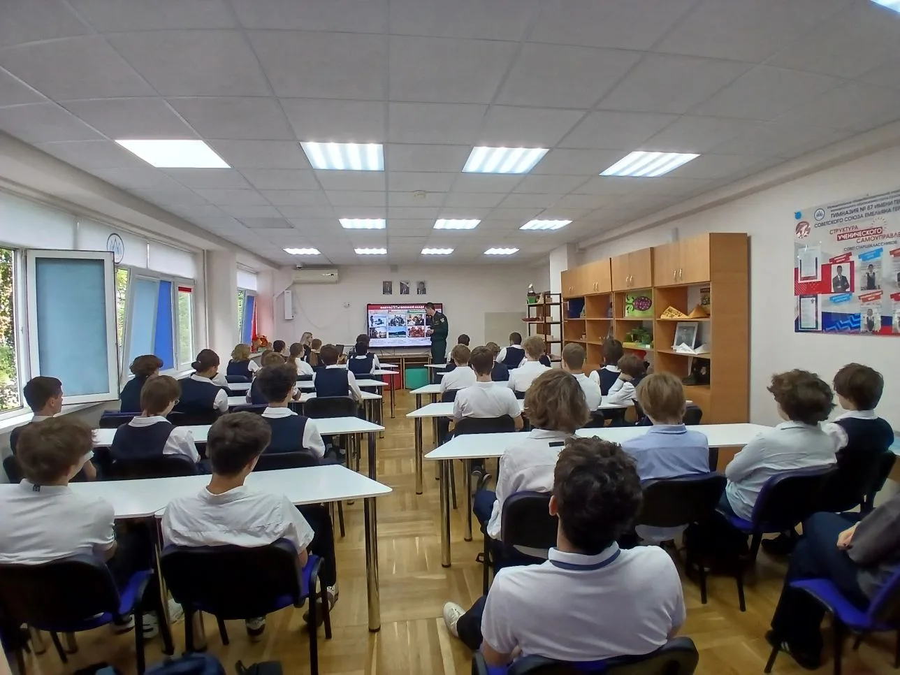 🇷🇺 Профориентация в действии: выбор будущих защитников Отечества  Сегодня в гимназии №87 прошла важн