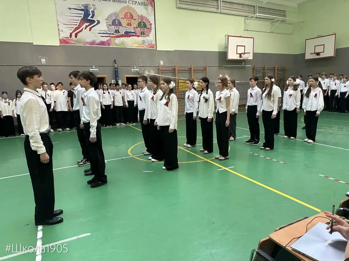 🌟 Равнение на Победу!  В нашей школе прошёл конкурс-смотр строя и песни среди учеников 5–8 классов, 