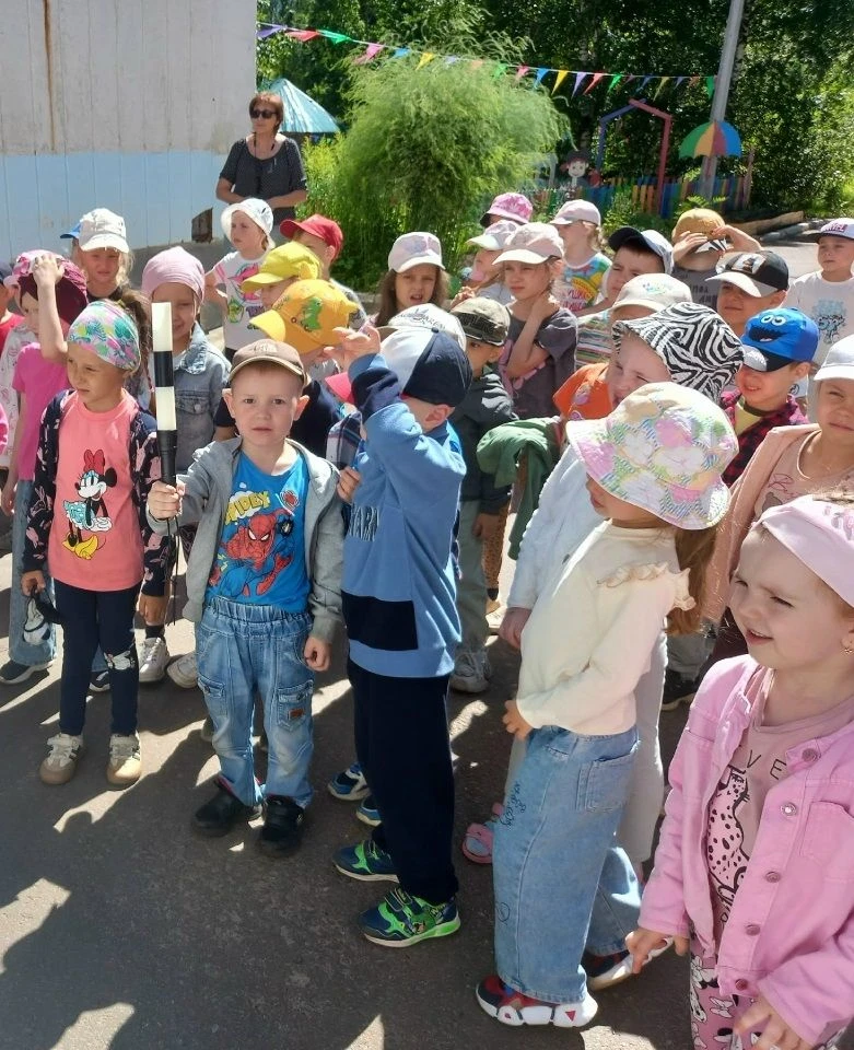 Сегодня инспектор ГИБДД провел занятие с детьми