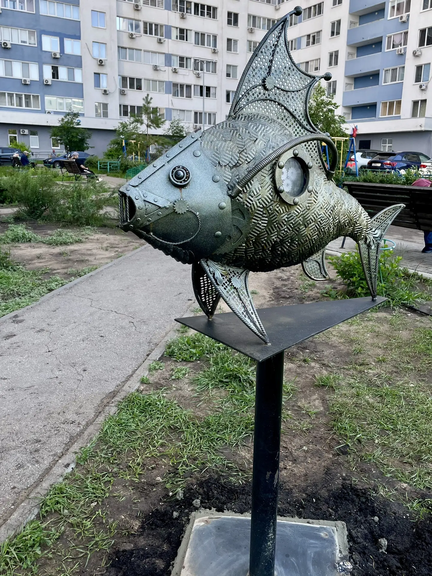 Установили в ЖК рыбку, исполняющую желания 🪄🐠

Вокруг высадим цветущие растения, а подход к ней от