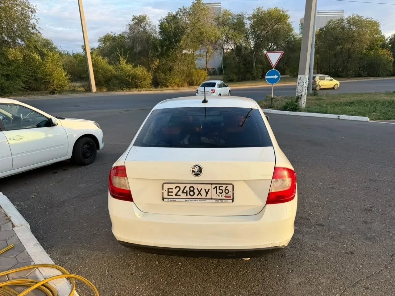 Skoda Rapid двух 207 год машина на ходу в хорошем состоянии ездит каждый день газ бензи...
