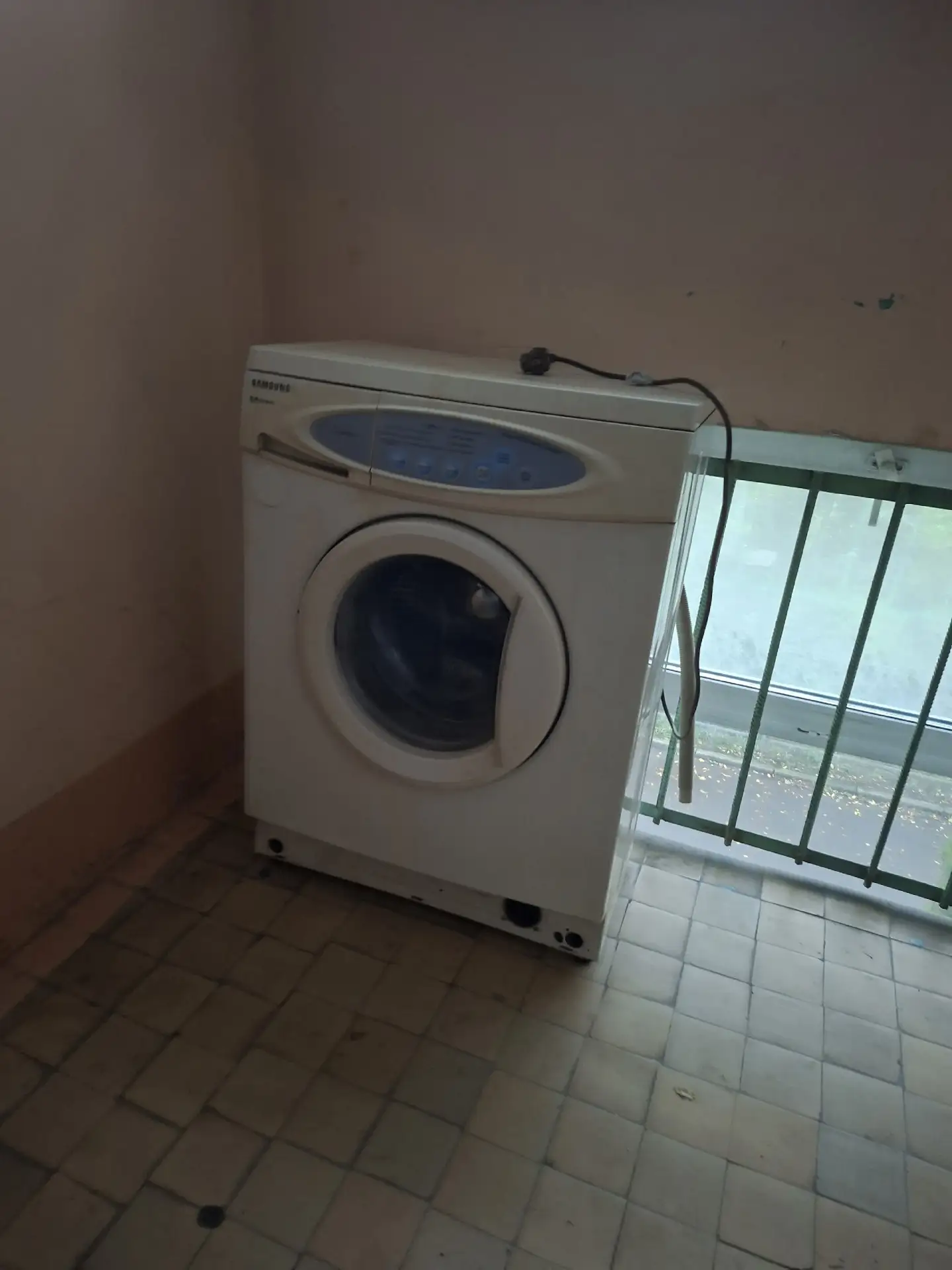Отдам даром стиральную машинку, не работает. Забирать на жд вокзале