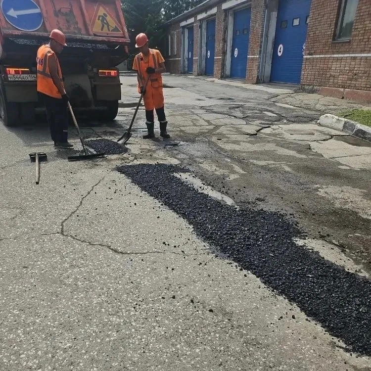 ⚒️ В Новосибирске продолжается поддерживающий ремонт дорожного полотна.