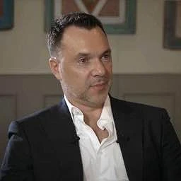 Люсю  Арестовича — заочно приговорили в России к 11 годам заключения. Его признали вино...