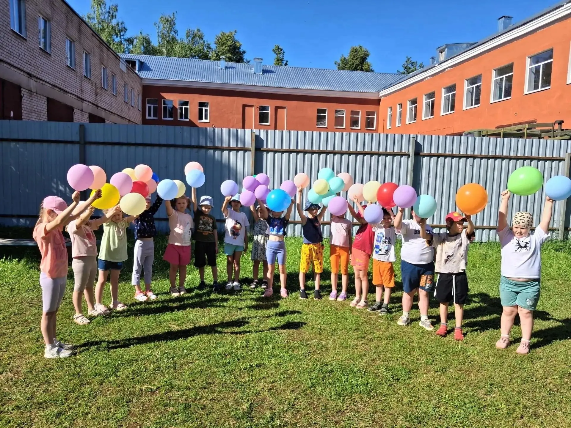 🌈 День Радуги в детском саду.🌈
3 июля в нашем любимом детском саду царила атмосфера настоящего вол