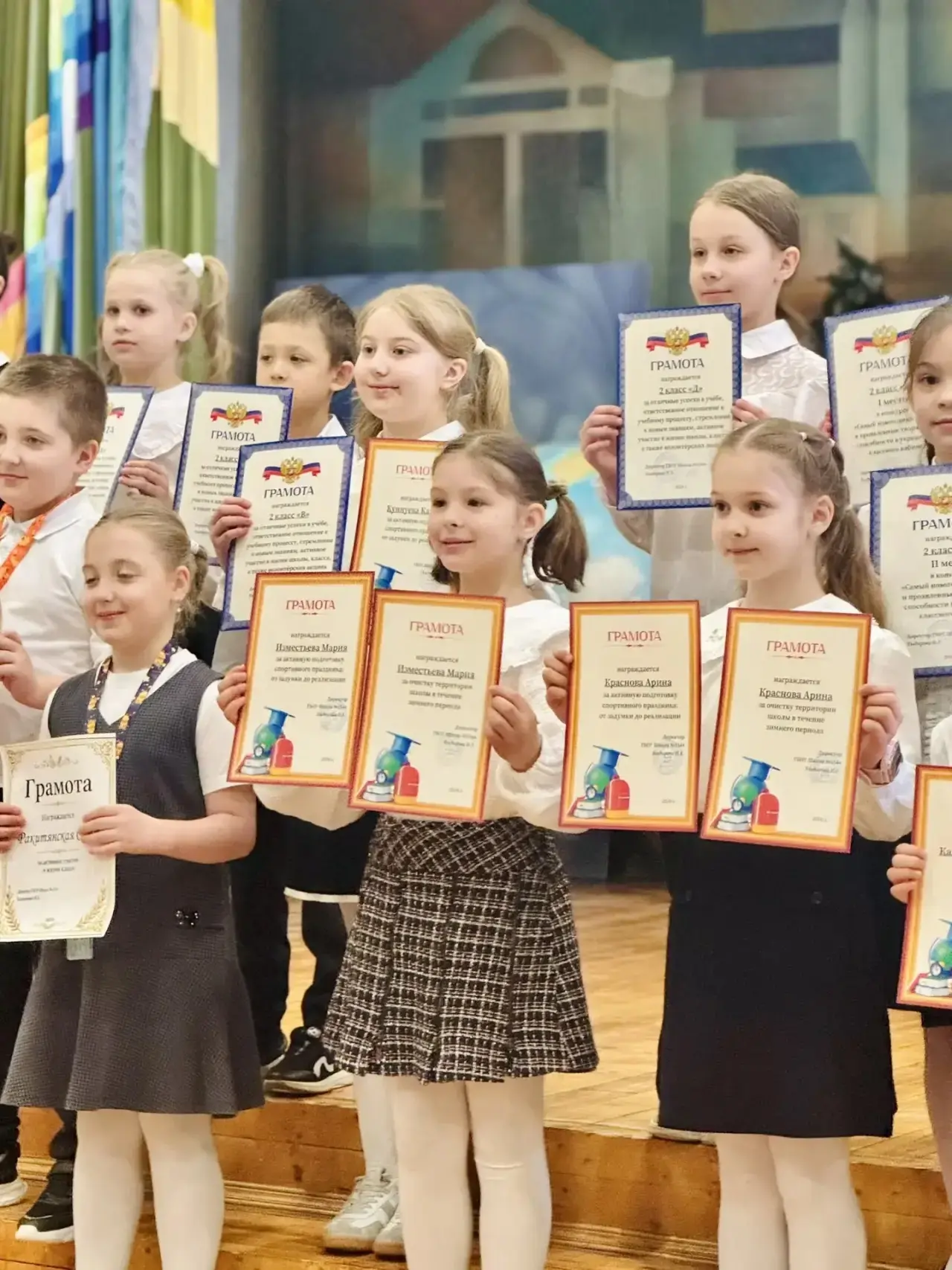Утро, с которого начинается гордость  🇷🇺 Поднятие флага прошло торжественно и собрало вместе всю шко