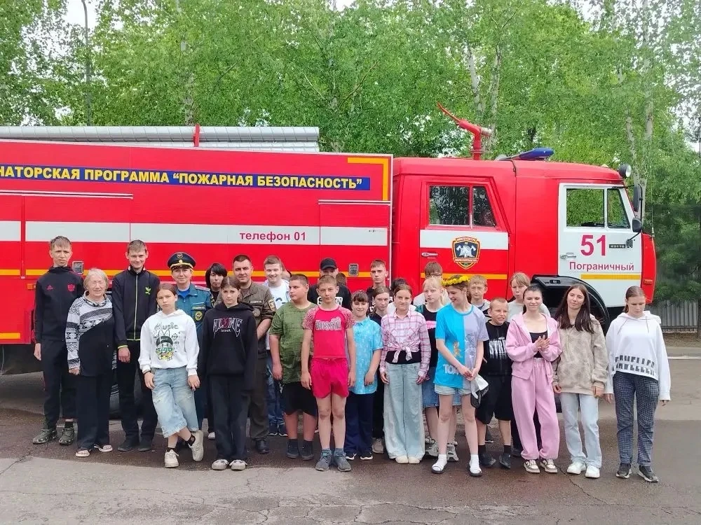 В четверг ребята 2 и 3 отрядов побывали на 
захватывающей
 экскурсии в пожарной 
части. 
Ребята не п