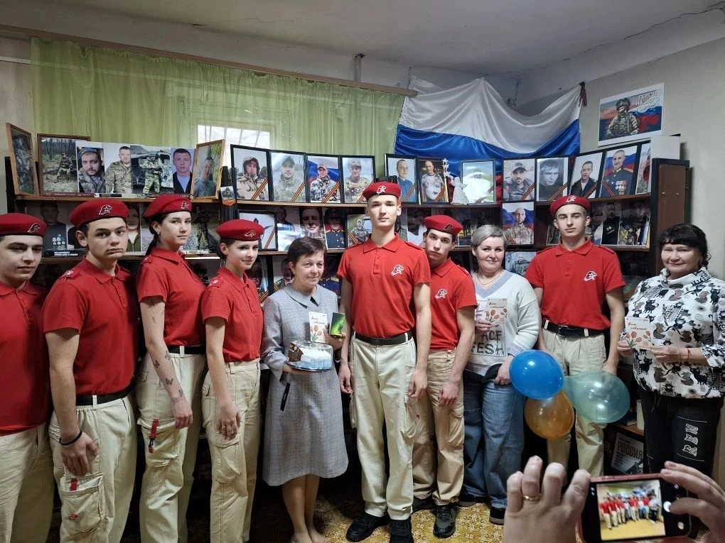Юнармейцы нашей школы поздравили с Международным женским днем 8 марта педагогов школы, волонтеров из