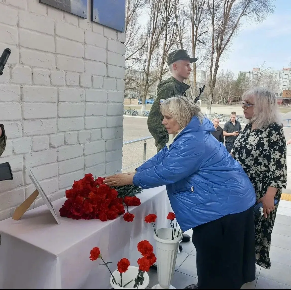 …Когда Отечество в беде,  Приходят ему на помощь сыновья, Всем сердцем землю Отчую любя, Порою в пра