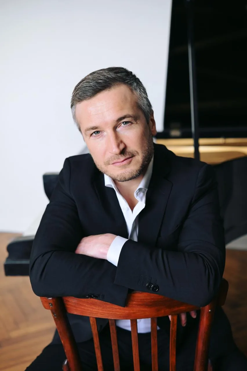 Дирижер Артем Абашев выступит на гастрольных постановках в НОВАТе!