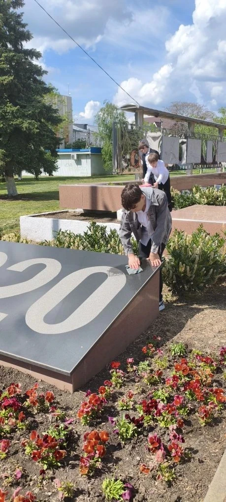 ЧИСТЫЕ АЛЛЕИ  ✏️6 мая, в преддверии дня Победы, ребята 6А класса вышли на уборку сквера в центре наш