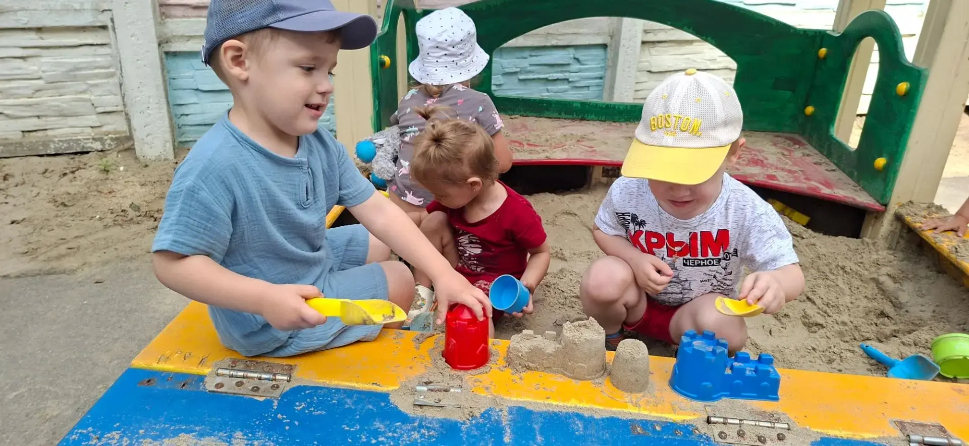 Маленькие ладошки — большие стройки! 👶🏖️ 

Сегодня в нашей ясельной группе процшел самый настоящий
