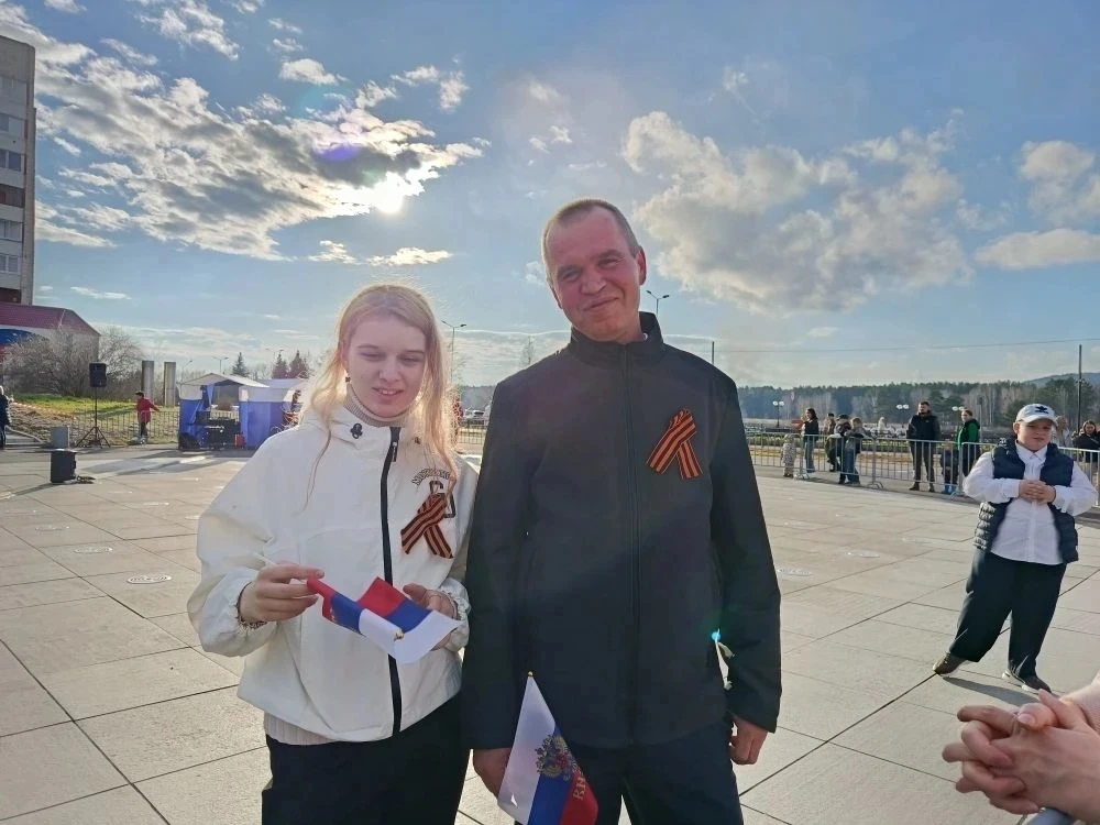 7 мая в нашем городе на фонтане "Енисей и Кан" состоялась масштабная акция "Хор отцов и...