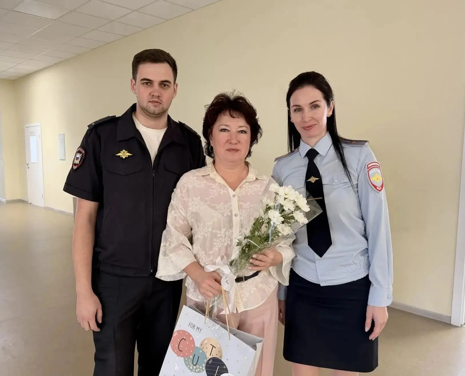 В Сарове полицейские поздравили своего школьного педагога с Днем учителя