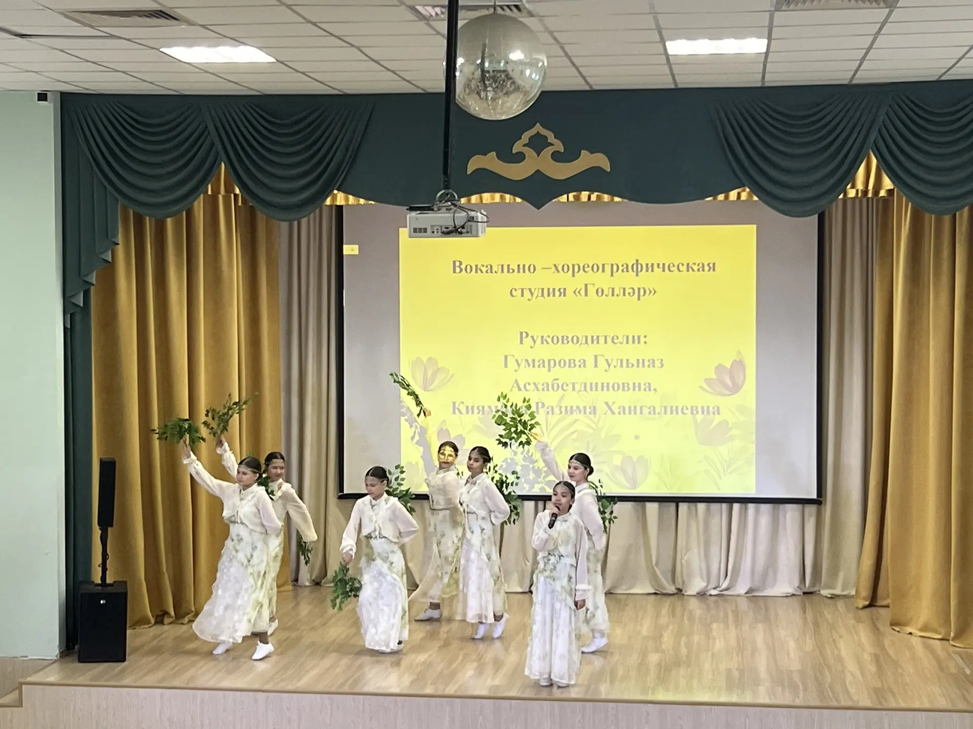 ✔️21 майда безнең гимназиядә өстәмә белем бирү түгәрәкләренең иҗади отчет концерты узды.  Сәхнәдә ха