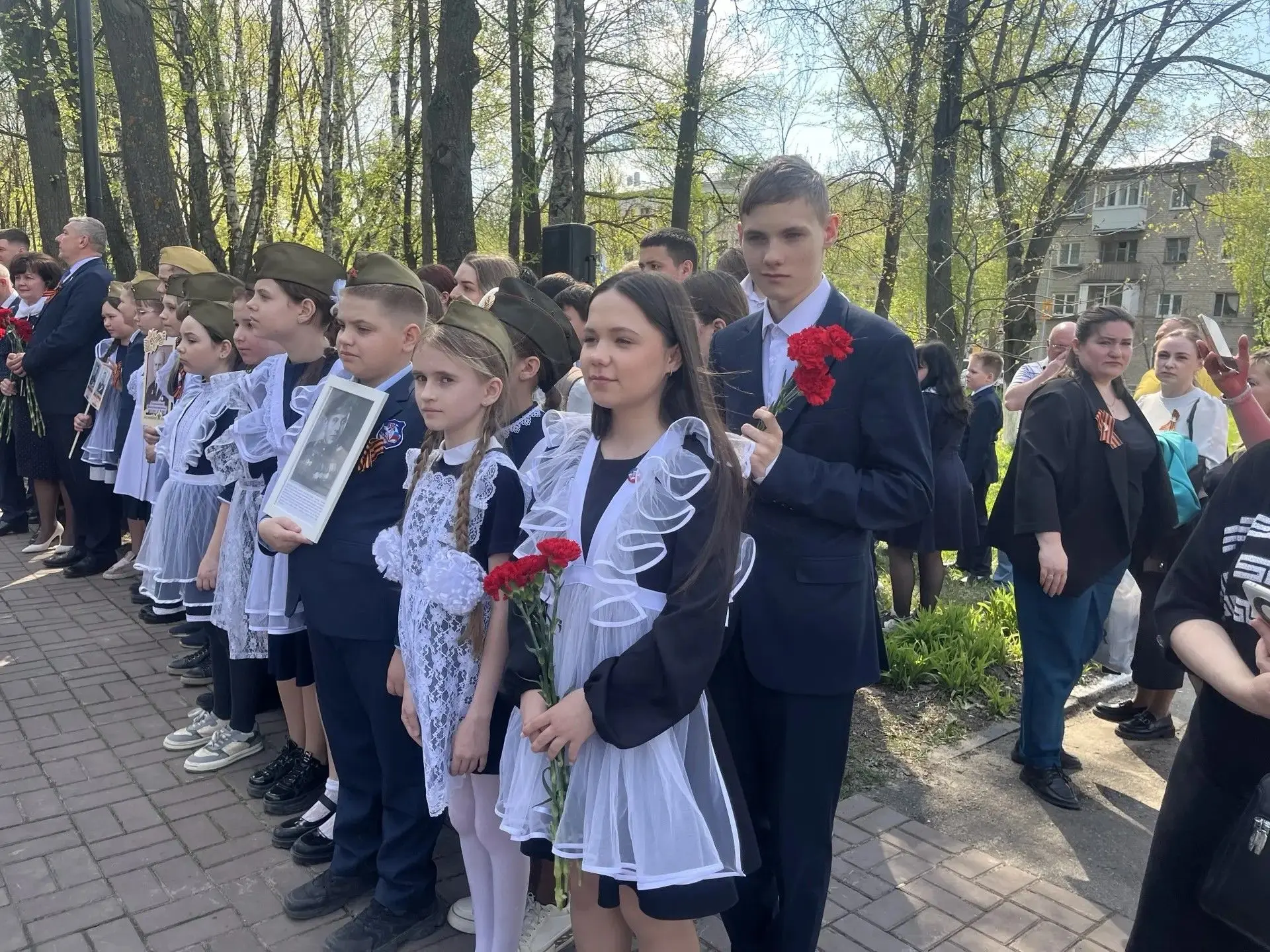 🕊️ Пока мы помним — герои живы Сегодня ученики 9Е класса вместе с классным руководителем Васильевой 