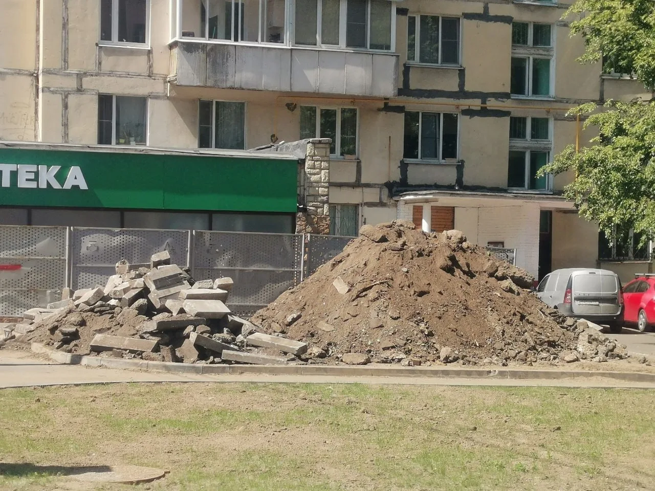 Соседи пишут, что на пересечении 3-й Парковой и Первомайской улиц перекопали газон. Есть предложение
