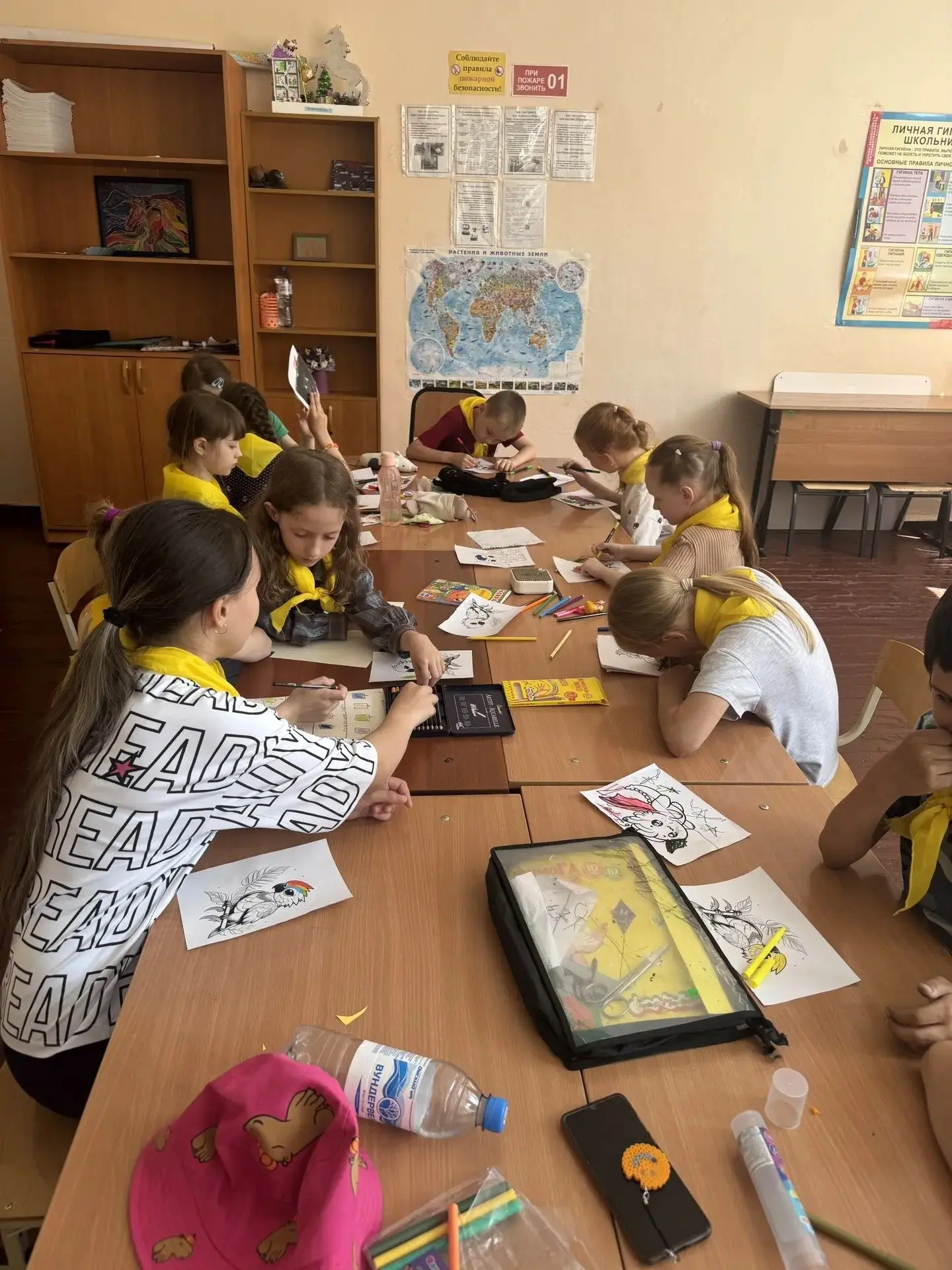🎨 5 июня. "Яркие краски лета": наши ребята рисовали тропических попугаев!

Сегодняшний день в нашем